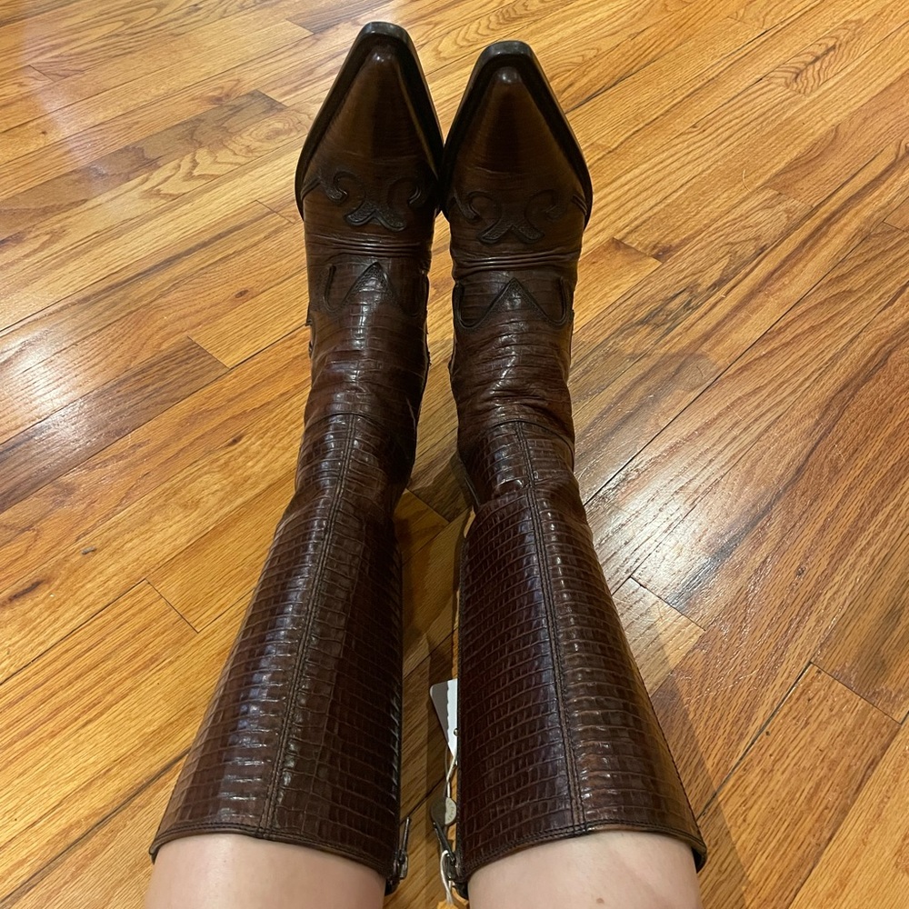 Miu Miu, size 39 Brown leather boots. In nearly perfect condition wore them once